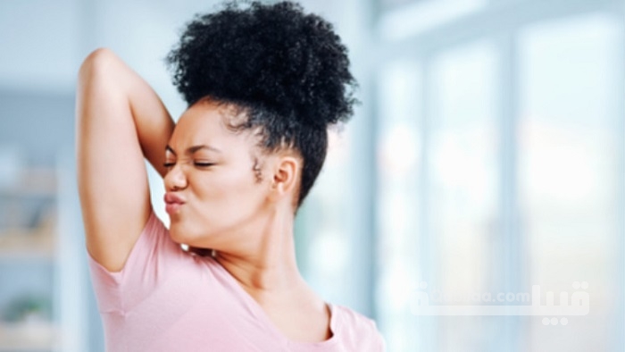 أسباب رائحة العرق الكريهة عند النساء